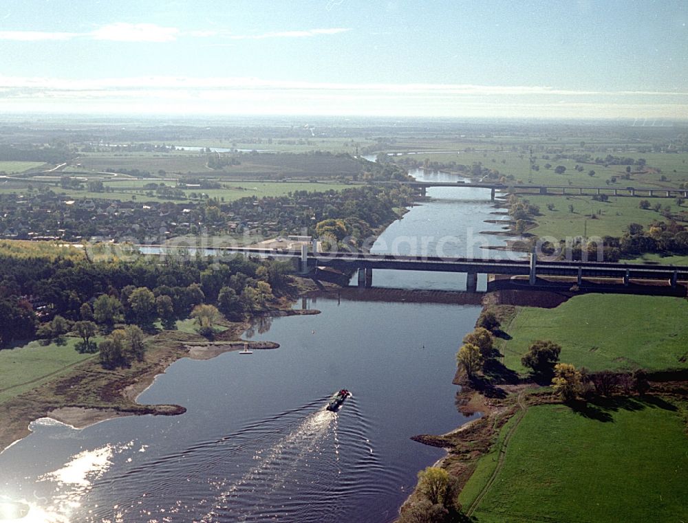 Aerial photograph Hohenwarthe - Water way on the Trough bridge crossing from the Mittelland Canal over the River Elbe to the Elbe-Havel Canal to the waterway intersection in Hohenwarthe in Saxony-Anhalt