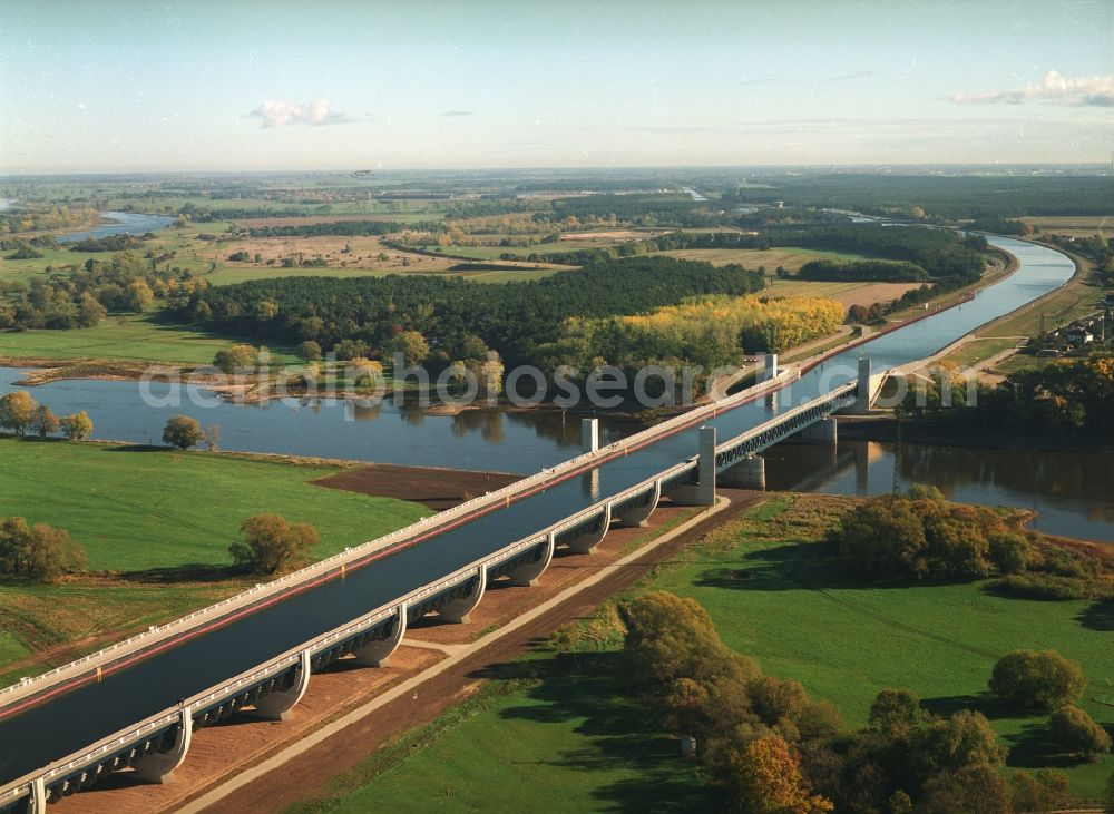 Hohenwarthe from above - Water way on the Trough bridge crossing from the Mittelland Canal over the River Elbe to the Elbe-Havel Canal to the waterway intersection in Hohenwarthe in Saxony-Anhalt