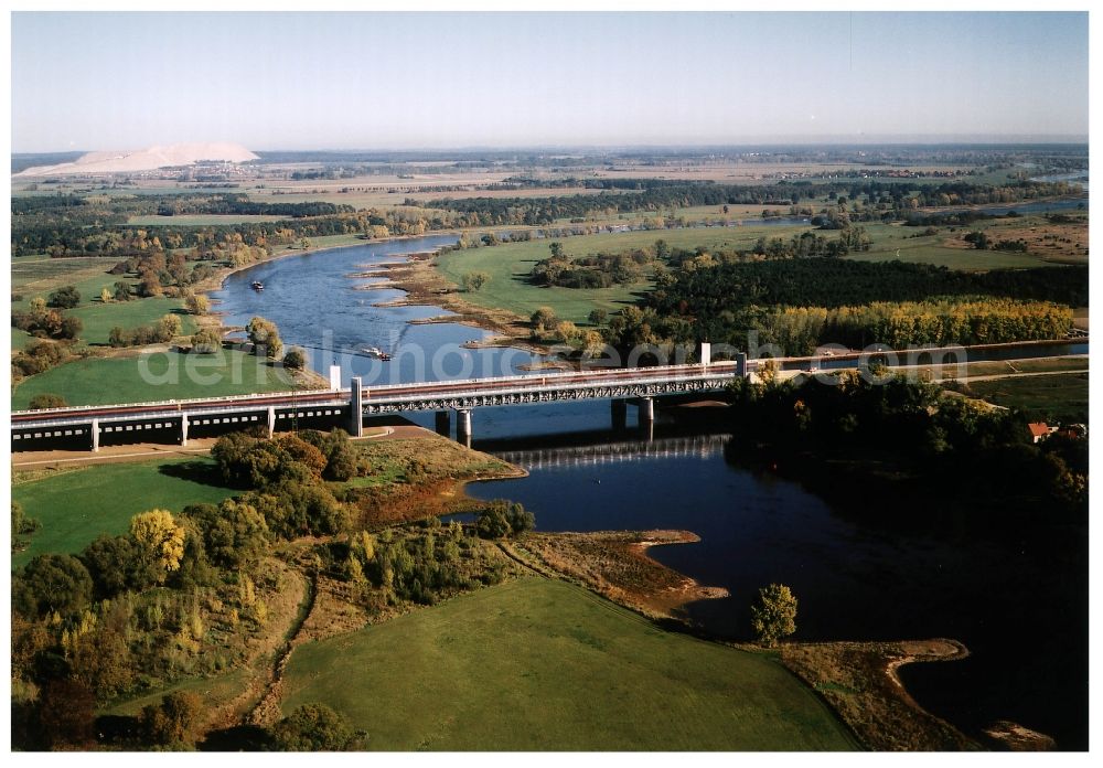 Hohenwarthe from the bird's eye view: Water way on the Trough bridge crossing from the Mittelland Canal over the River Elbe to the Elbe-Havel Canal to the waterway intersection in Hohenwarthe in Saxony-Anhalt