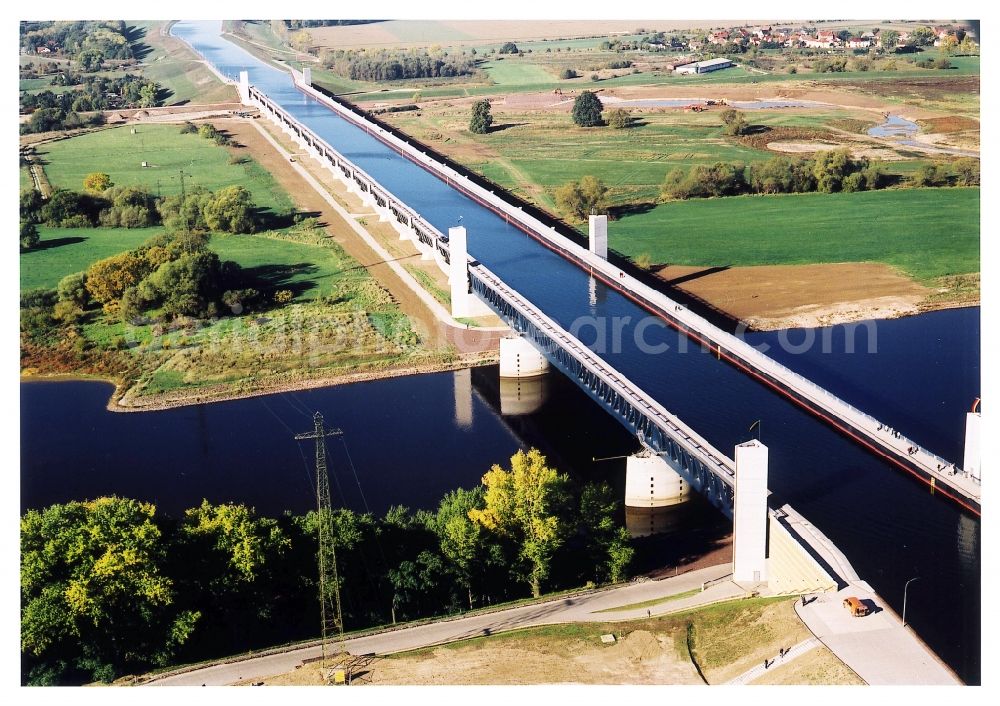 Aerial image Hohenwarthe - Water way on the Trough bridge crossing from the Mittelland Canal over the River Elbe to the Elbe-Havel Canal to the waterway intersection in Hohenwarthe in Saxony-Anhalt