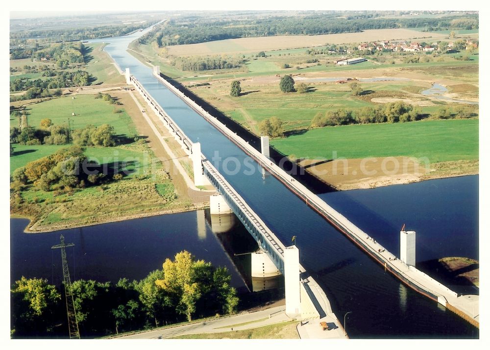 Aerial photograph Hohenwarthe - Water way on the Trough bridge crossing from the Mittelland Canal over the River Elbe to the Elbe-Havel Canal to the waterway intersection in Hohenwarthe in Saxony-Anhalt