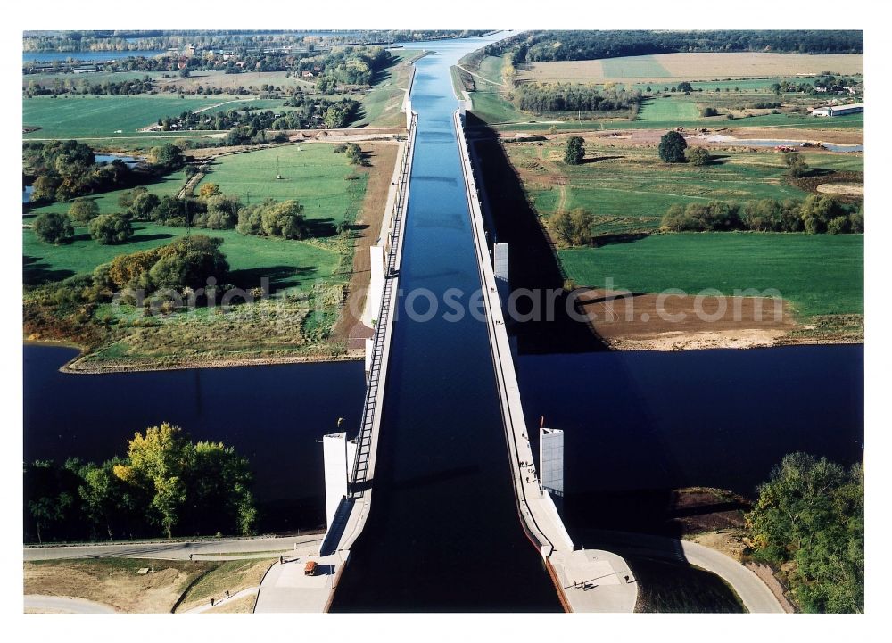 Hohenwarthe from above - Water way on the Trough bridge crossing from the Mittelland Canal over the River Elbe to the Elbe-Havel Canal to the waterway intersection in Hohenwarthe in Saxony-Anhalt