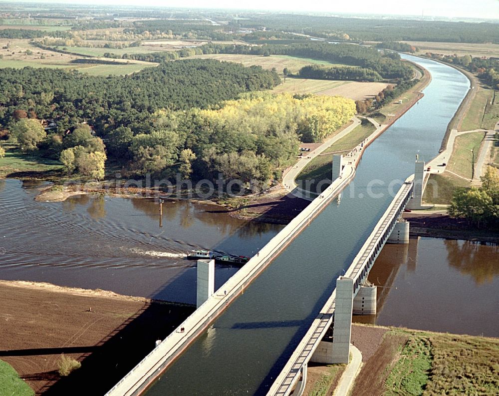 Hohenwarthe from the bird's eye view: Water way on the Trough bridge crossing from the Mittelland Canal over the River Elbe to the Elbe-Havel Canal to the waterway intersection in Hohenwarthe in Saxony-Anhalt