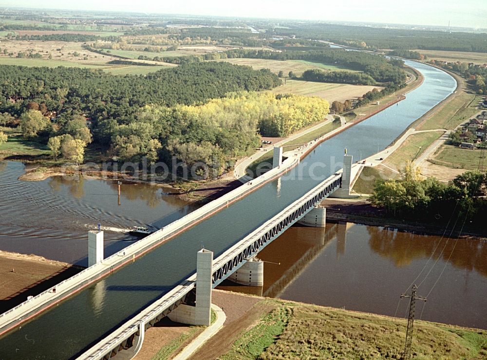 Aerial image Hohenwarthe - Water way on the Trough bridge crossing from the Mittelland Canal over the River Elbe to the Elbe-Havel Canal to the waterway intersection in Hohenwarthe in Saxony-Anhalt