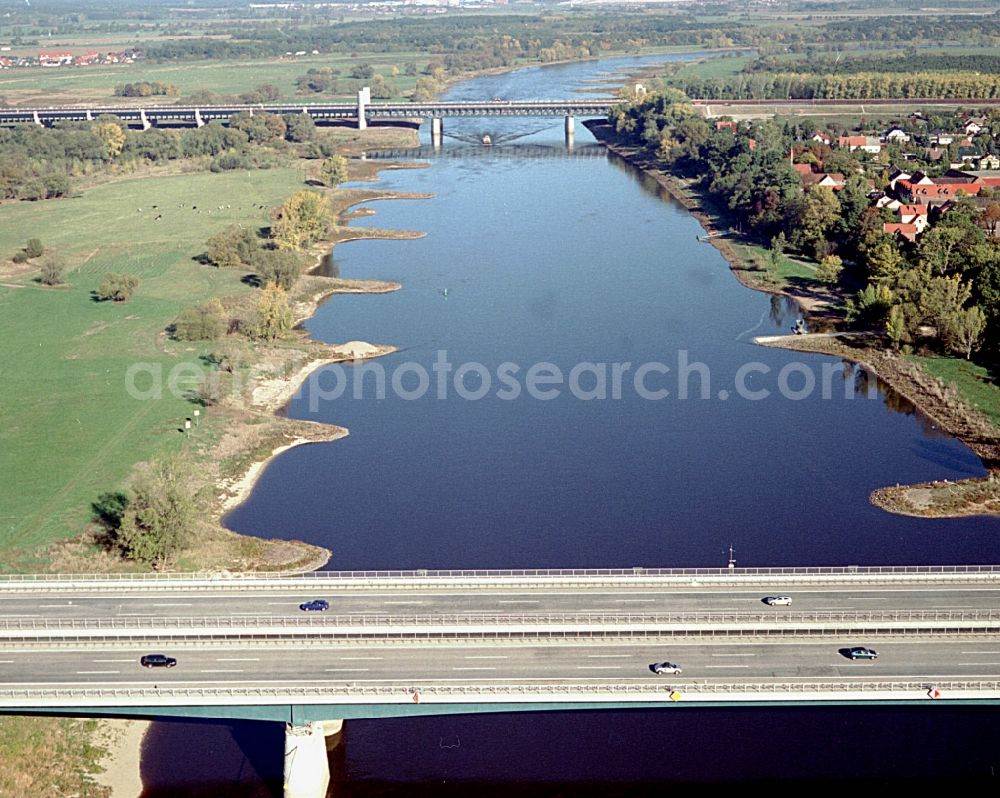 Aerial photograph Hohenwarthe - Water way on the Trough bridge crossing from the Mittelland Canal over the River Elbe to the Elbe-Havel Canal to the waterway intersection in Hohenwarthe in Saxony-Anhalt