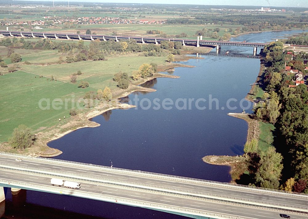 Hohenwarthe from above - Water way on the Trough bridge crossing from the Mittelland Canal over the River Elbe to the Elbe-Havel Canal to the waterway intersection in Hohenwarthe in Saxony-Anhalt