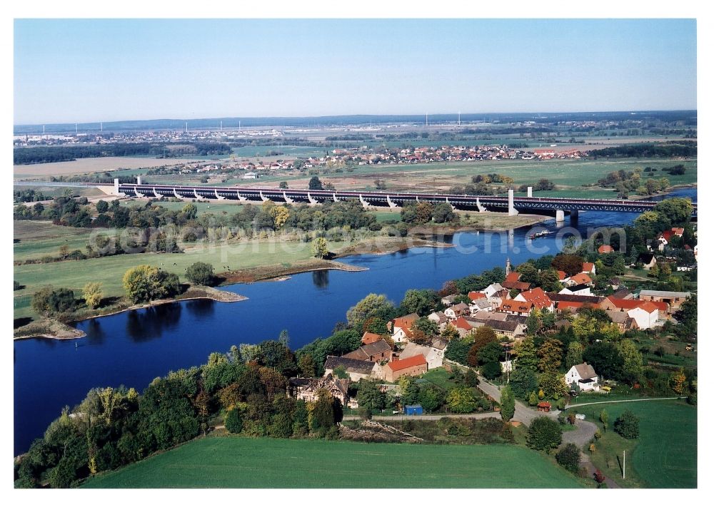 Hohenwarthe from the bird's eye view: Water way on the Trough bridge crossing from the Mittelland Canal over the River Elbe to the Elbe-Havel Canal to the waterway intersection in Hohenwarthe in Saxony-Anhalt