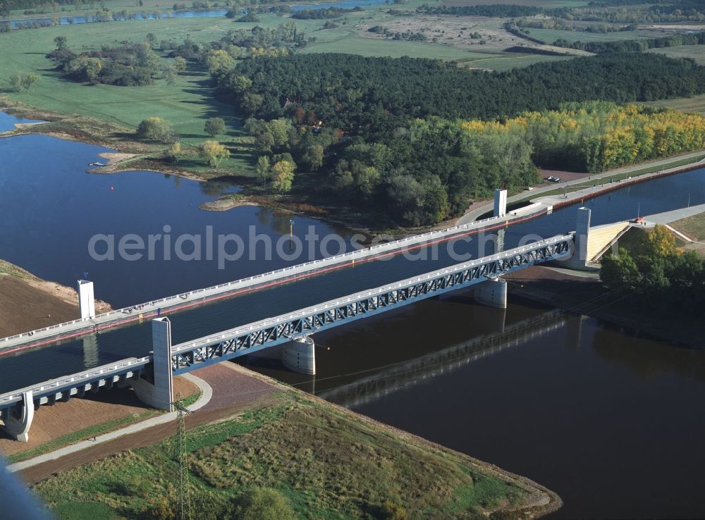 Hohenwarthe from above - Water way on the Trough bridge crossing from the Mittelland Canal over the River Elbe to the Elbe-Havel Canal to the waterway intersection in Hohenwarthe in Saxony-Anhalt