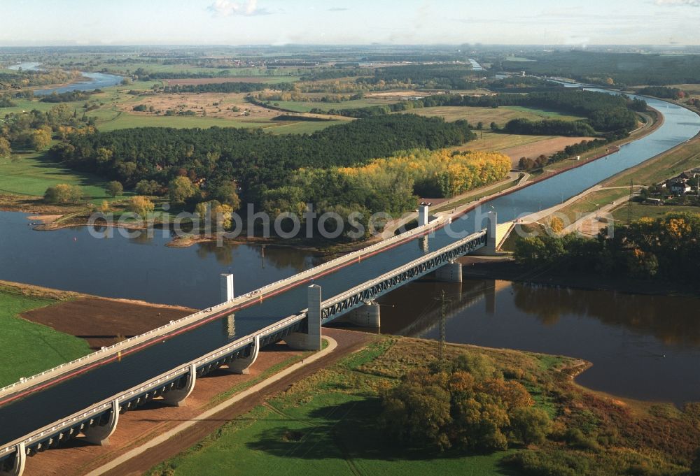 Hohenwarthe from above - Water way on the Trough bridge crossing from the Mittelland Canal over the River Elbe to the Elbe-Havel Canal to the waterway intersection in Hohenwarthe in Saxony-Anhalt