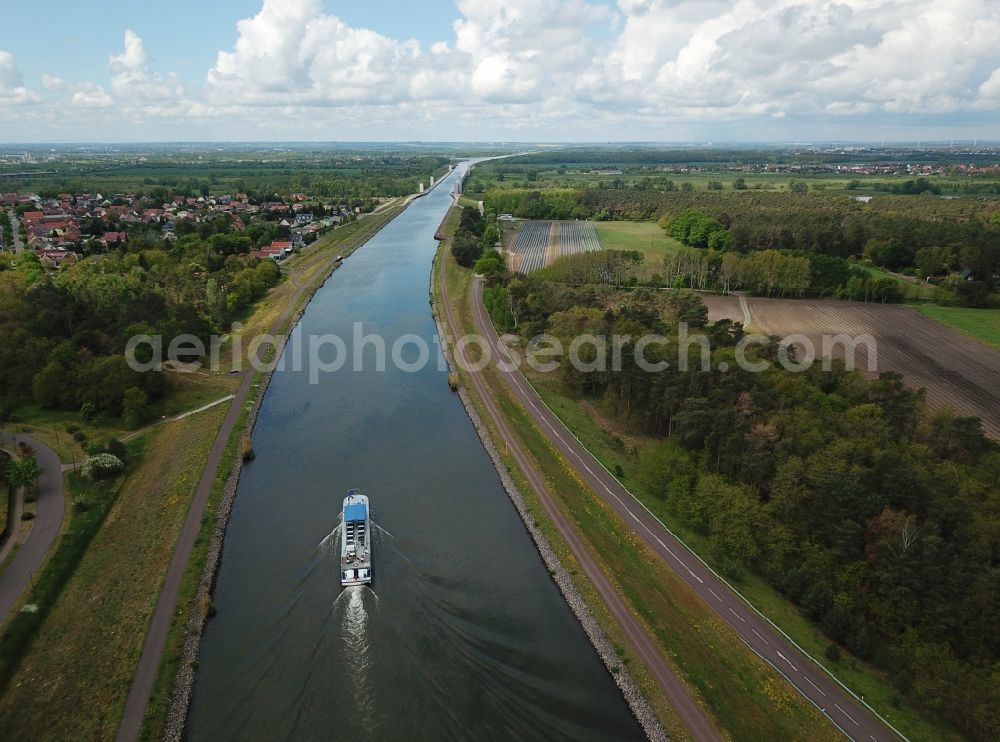 Hohenwarthe from above - Water way on the Trough bridge crossing from the Mittelland Canal over the River Elbe to the Elbe-Havel Canal to the waterway intersection in Hohenwarthe in Saxony-Anhalt