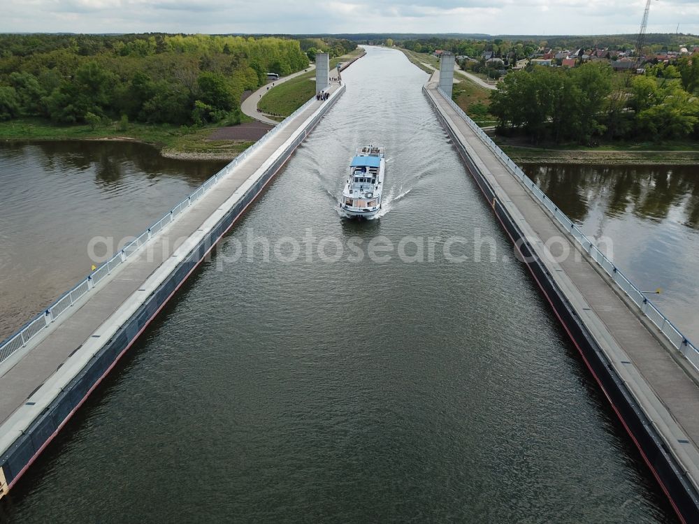 Aerial image Hohenwarthe - Water way on the Trough bridge crossing from the Mittelland Canal over the River Elbe to the Elbe-Havel Canal to the waterway intersection in Hohenwarthe in Saxony-Anhalt