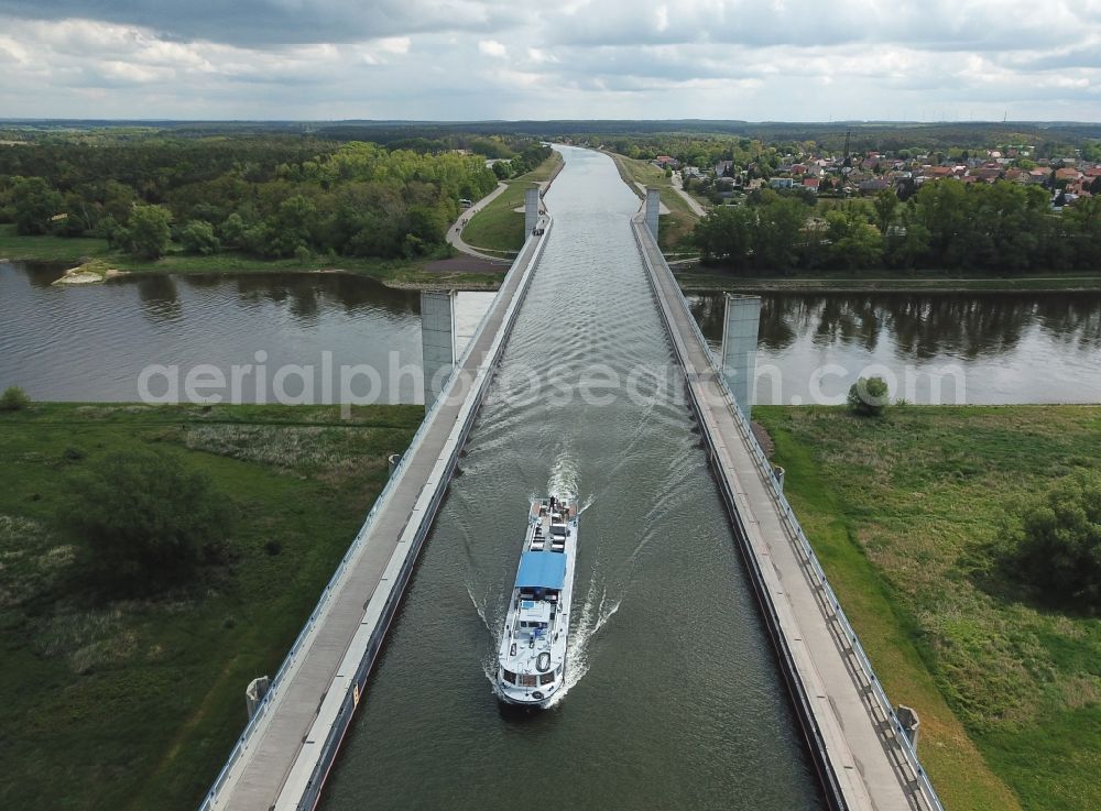 Aerial photograph Hohenwarthe - Water way on the Trough bridge crossing from the Mittelland Canal over the River Elbe to the Elbe-Havel Canal to the waterway intersection in Hohenwarthe in Saxony-Anhalt