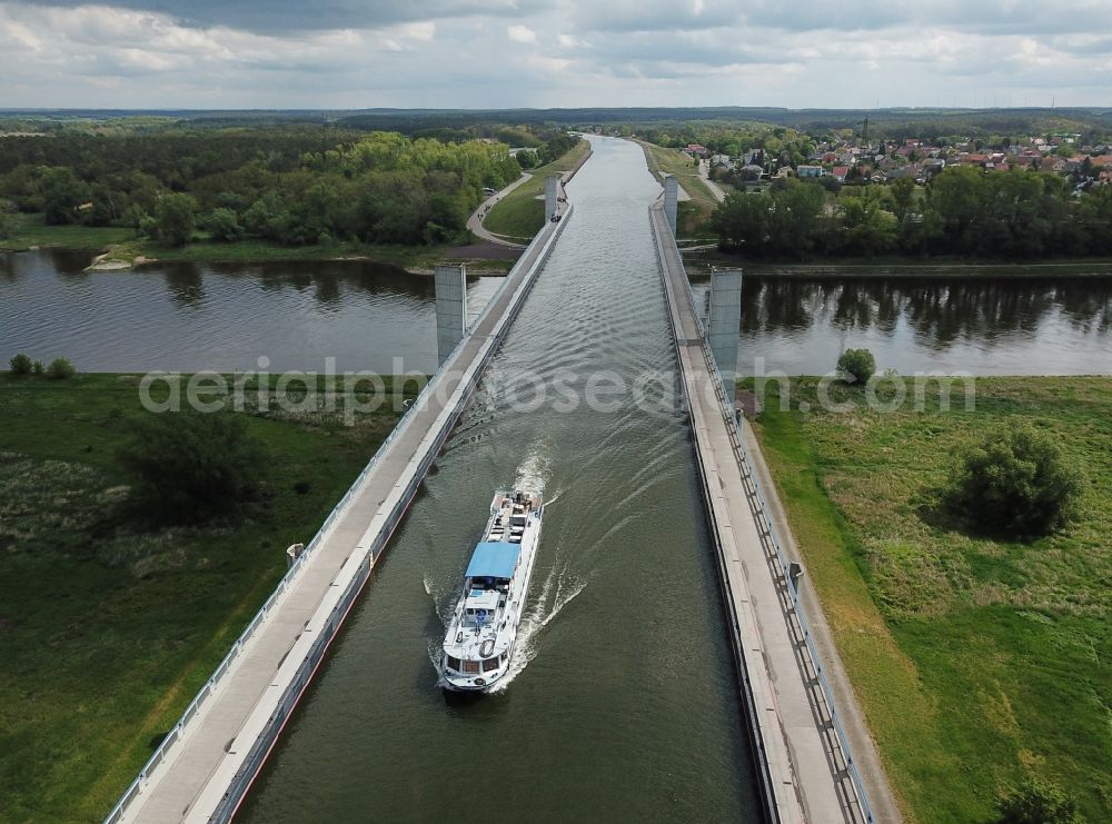 Hohenwarthe from above - Water way on the Trough bridge crossing from the Mittelland Canal over the River Elbe to the Elbe-Havel Canal to the waterway intersection in Hohenwarthe in Saxony-Anhalt