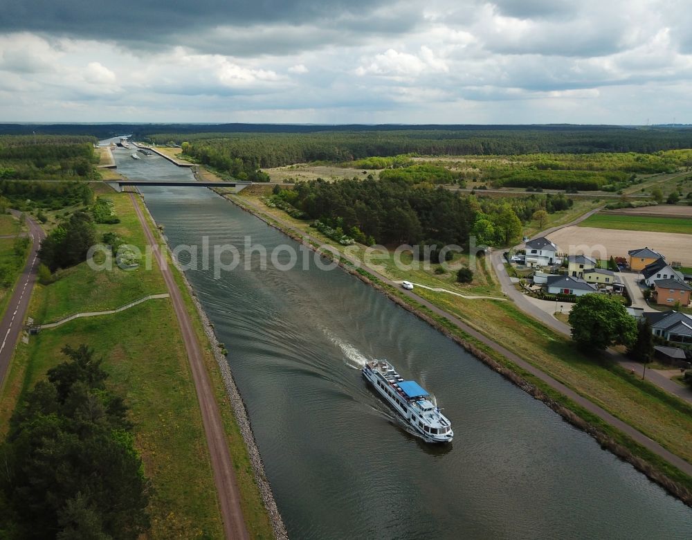 Hohenwarthe from above - Water way on the Trough bridge crossing from the Mittelland Canal over the River Elbe to the Elbe-Havel Canal to the waterway intersection in Hohenwarthe in Saxony-Anhalt