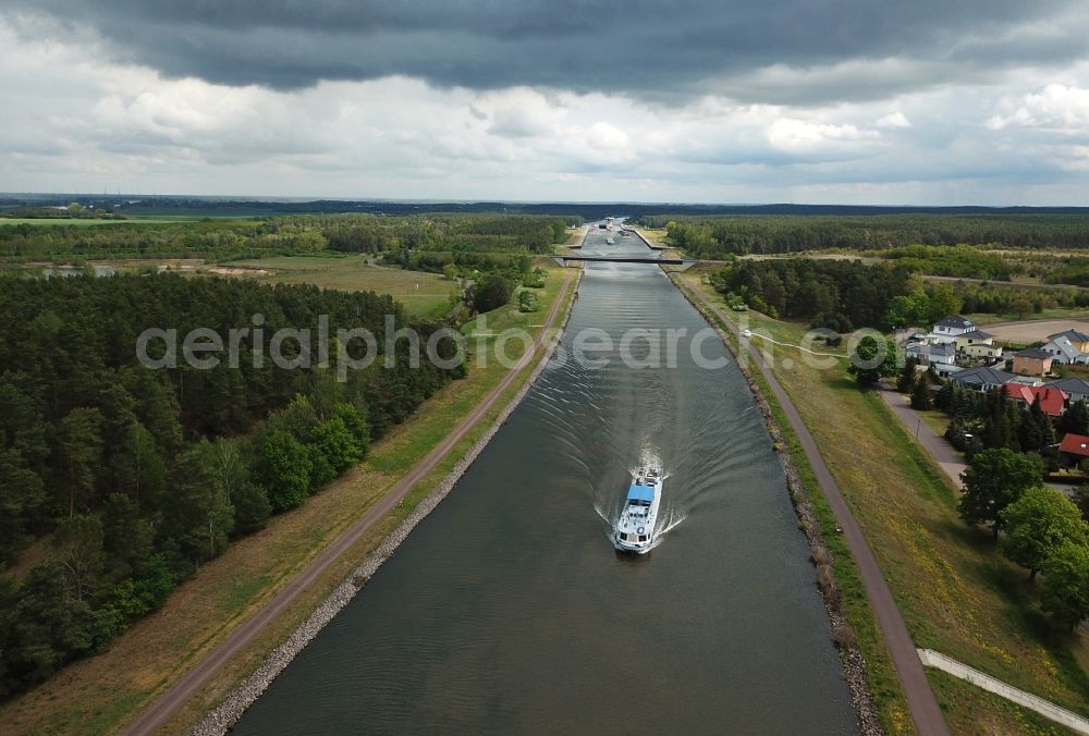 Hohenwarthe from the bird's eye view: Water way on the Trough bridge crossing from the Mittelland Canal over the River Elbe to the Elbe-Havel Canal to the waterway intersection in Hohenwarthe in Saxony-Anhalt