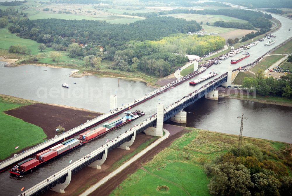 Aerial image Hohenwarthe - Water way on the Trough bridge crossing from the Mittelland Canal over the River Elbe to the Elbe-Havel Canal to the waterway intersection in Hohenwarthe in Saxony-Anhalt