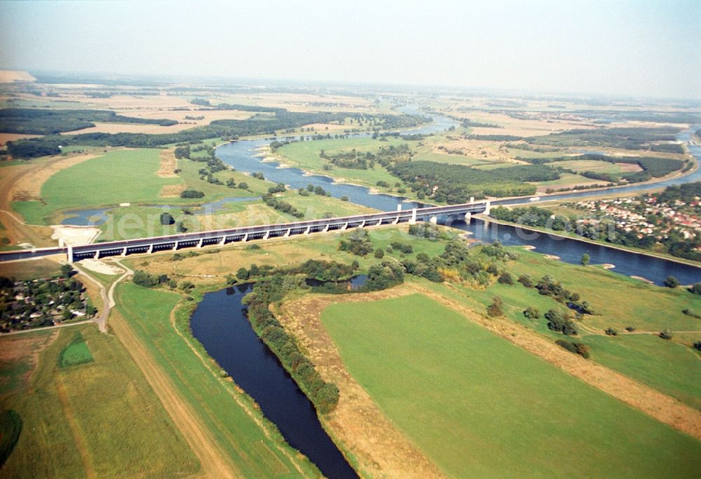 Aerial photograph Hohenwarthe - Trough bridge from the Mittelland Canal over the River Elbe to the Elbe-Havel Canal to the waterway intersection in Hohenwarthe in Saxony-Anhalt