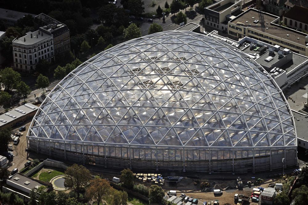 Aerial photograph Leipzig - Blick auf den Neubau der Riesentropenhalle Gondwanaland im Zoo Leipzig. In der Erlebniswelt wird die Urzeit lebendig als Afrika, Südamerika und Teile Asiens noch eine gemeinsame Landmasse bildeten. Die Eröffnung ist für 2011 geplant. View of the new construction of the giant tropical hall Gondwanaland in the Leipzig Zoo. The opening is planned for 2011.