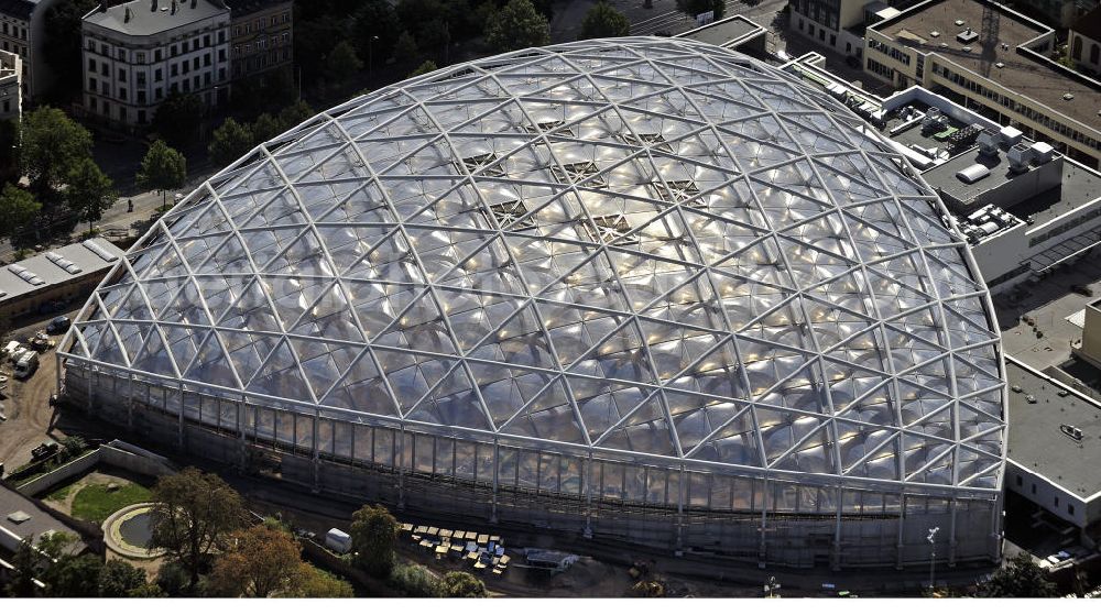 Leipzig from above - Blick auf den Neubau der Riesentropenhalle Gondwanaland im Zoo Leipzig. In der Erlebniswelt wird die Urzeit lebendig als Afrika, Südamerika und Teile Asiens noch eine gemeinsame Landmasse bildeten. Die Eröffnung ist für 2011 geplant. View of the new construction of the giant tropical hall Gondwanaland in the Leipzig Zoo. The opening is planned for 2011.