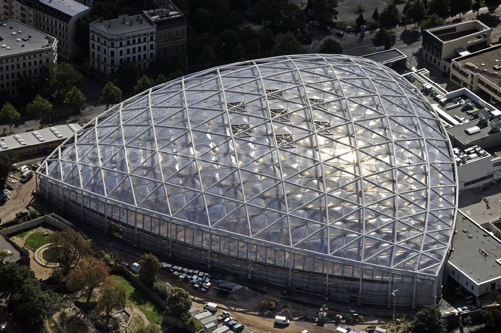 Leipzig from the bird's eye view: Blick auf den Neubau der Riesentropenhalle Gondwanaland im Zoo Leipzig. In der Erlebniswelt wird die Urzeit lebendig als Afrika, Südamerika und Teile Asiens noch eine gemeinsame Landmasse bildeten. Die Eröffnung ist für 2011 geplant. View of the new construction of the giant tropical hall Gondwanaland in the Leipzig Zoo. The opening is planned for 2011.