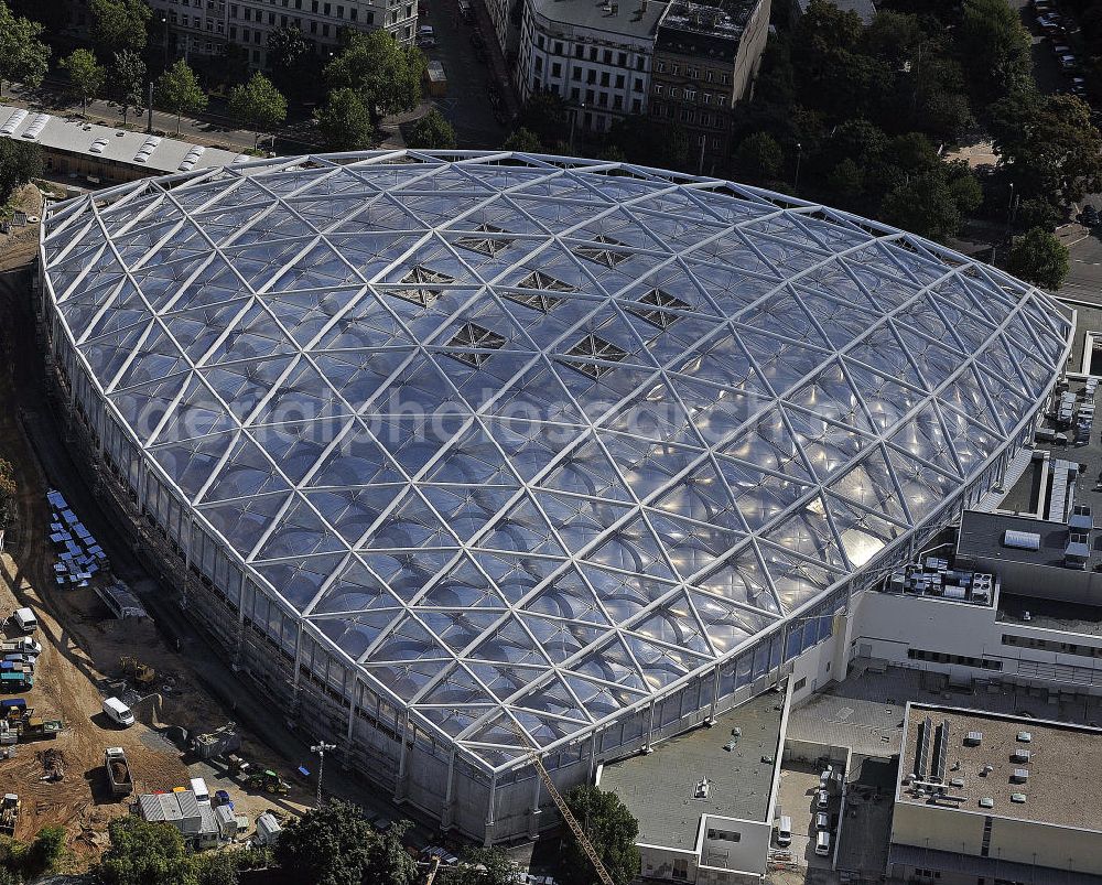 Aerial photograph Leipzig - Blick auf den Neubau der Riesentropenhalle Gondwanaland im Zoo Leipzig. In der Erlebniswelt wird die Urzeit lebendig als Afrika, Südamerika und Teile Asiens noch eine gemeinsame Landmasse bildeten. Die Eröffnung ist für 2011 geplant. View of the new construction of the giant tropical hall Gondwanaland in the Leipzig Zoo. The opening is planned for 2011.