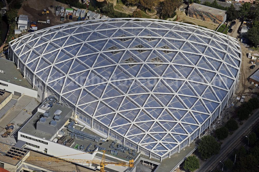 Leipzig from the bird's eye view: Blick auf den Neubau der Riesentropenhalle Gondwanaland im Zoo Leipzig. In der Erlebniswelt wird die Urzeit lebendig als Afrika, Südamerika und Teile Asiens noch eine gemeinsame Landmasse bildeten. Die Eröffnung ist für 2011 geplant. View of the new construction of the giant tropical hall Gondwanaland in the Leipzig Zoo. The opening is planned for 2011.