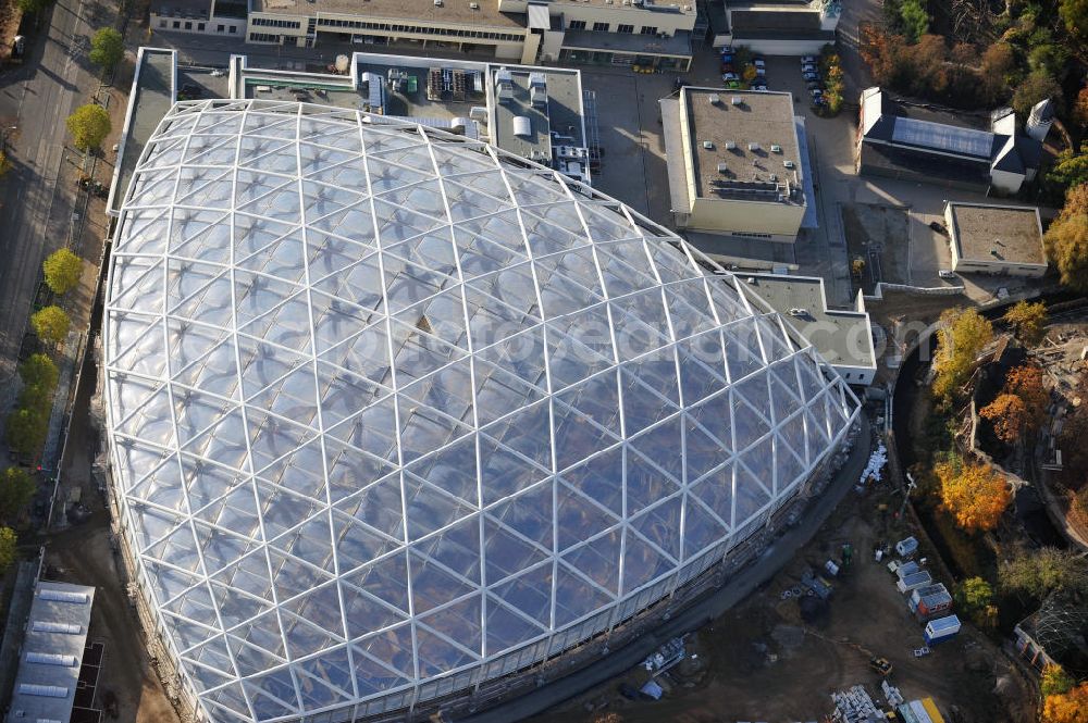 Leipzig from the bird's eye view: Blick auf den Neubau der Riesentropenhalle Gondwanaland im Zoo Leipzig. In der Erlebniswelt wird die Urzeit lebendig als Afrika, Südamerika und Teile Asiens noch eine gemeinsame Landmasse bildeten. Die Eröffnung ist für 2011 geplant. View of the new construction of the giant tropical hall Gondwanaland in the Leipzig Zoo. The opening is planned for 2011.