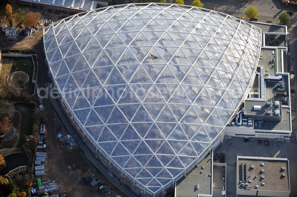 Leipzig from the bird's eye view: Blick auf den Neubau der Riesentropenhalle Gondwanaland im Zoo Leipzig. In der Erlebniswelt wird die Urzeit lebendig als Afrika, Südamerika und Teile Asiens noch eine gemeinsame Landmasse bildeten. Die Eröffnung ist für 2011 geplant. View of the new construction of the giant tropical hall Gondwanaland in the Leipzig Zoo. The opening is planned for 2011.