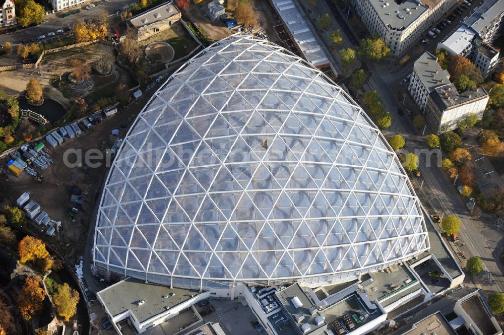 Aerial photograph Leipzig - Blick auf den Neubau der Riesentropenhalle Gondwanaland im Zoo Leipzig. In der Erlebniswelt wird die Urzeit lebendig als Afrika, Südamerika und Teile Asiens noch eine gemeinsame Landmasse bildeten. Die Eröffnung ist für 2011 geplant. View of the new construction of the giant tropical hall Gondwanaland in the Leipzig Zoo. The opening is planned for 2011.