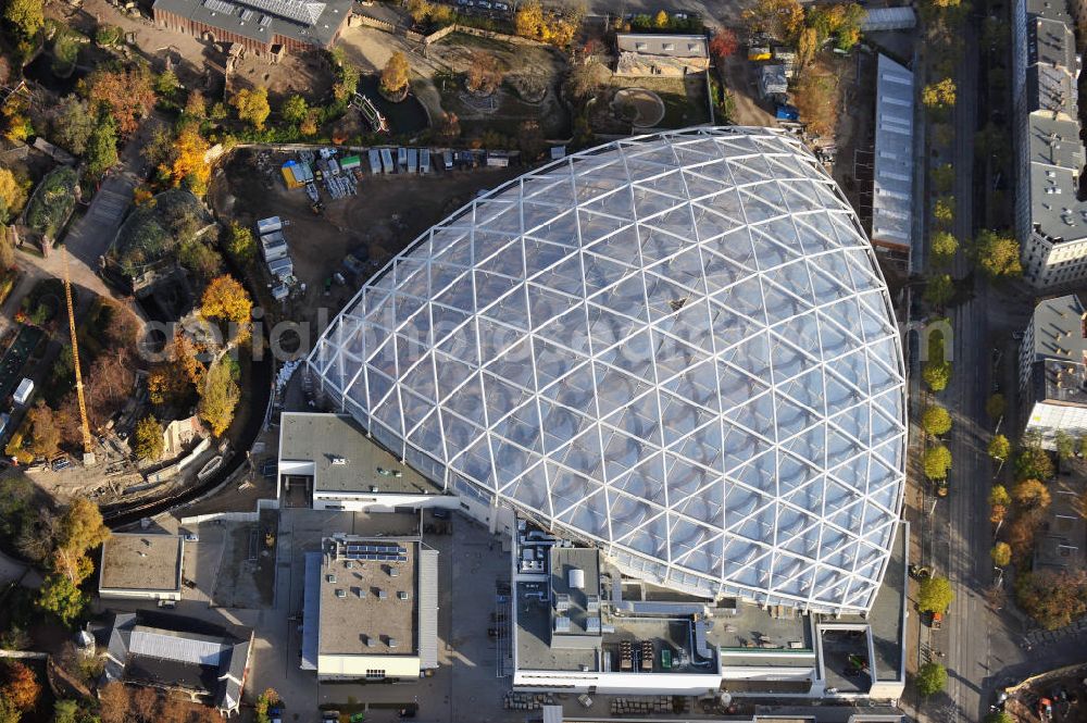 Leipzig from the bird's eye view: Blick auf den Neubau der Riesentropenhalle Gondwanaland im Zoo Leipzig. In der Erlebniswelt wird die Urzeit lebendig als Afrika, Südamerika und Teile Asiens noch eine gemeinsame Landmasse bildeten. Die Eröffnung ist für 2011 geplant. View of the new construction of the giant tropical hall Gondwanaland in the Leipzig Zoo. The opening is planned for 2011.