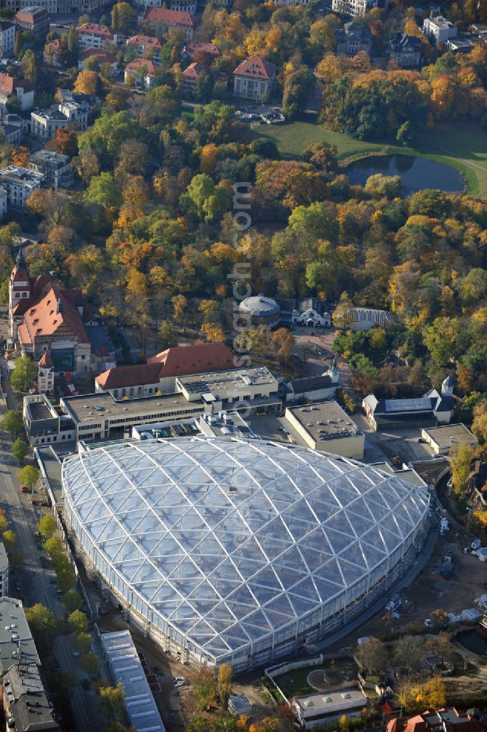 Aerial photograph Leipzig - Blick auf den Neubau der Riesentropenhalle Gondwanaland im Zoo Leipzig. In der Erlebniswelt wird die Urzeit lebendig als Afrika, Südamerika und Teile Asiens noch eine gemeinsame Landmasse bildeten. Die Eröffnung ist für 2011 geplant. View of the new construction of the giant tropical hall Gondwanaland in the Leipzig Zoo. The opening is planned for 2011.