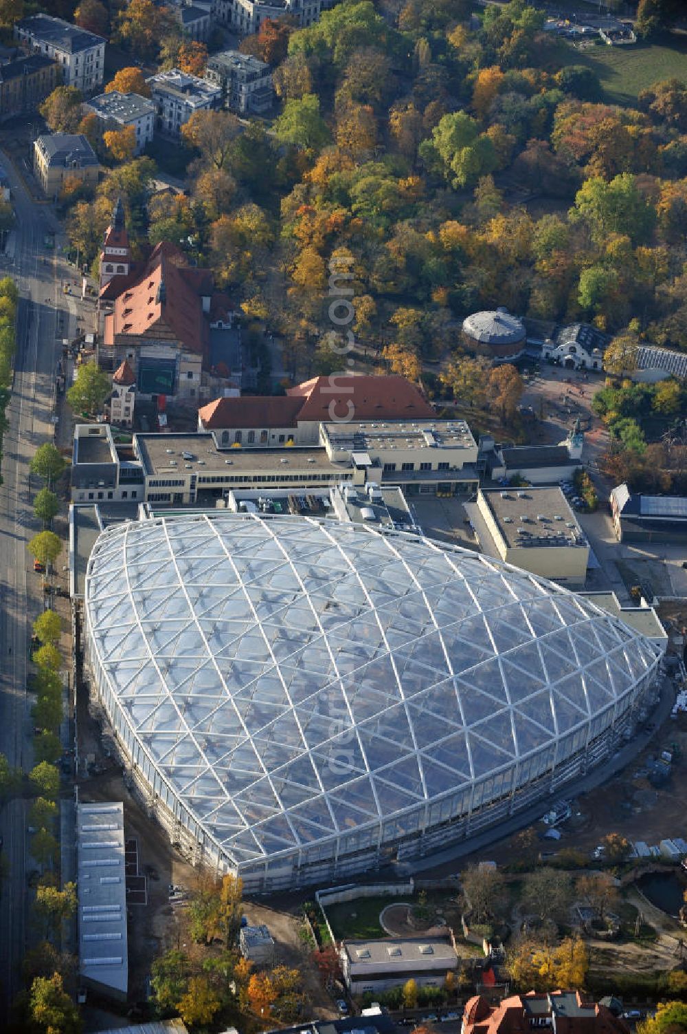 Leipzig from above - Blick auf den Neubau der Riesentropenhalle Gondwanaland im Zoo Leipzig. In der Erlebniswelt wird die Urzeit lebendig als Afrika, Südamerika und Teile Asiens noch eine gemeinsame Landmasse bildeten. Die Eröffnung ist für 2011 geplant. View of the new construction of the giant tropical hall Gondwanaland in the Leipzig Zoo. The opening is planned for 2011.