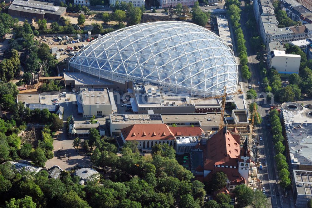 Leipzig from the bird's eye view: Blick auf den Neubau der Riesentropenhalle Gondwanaland im Zoo Leipzig. In der Erlebniswelt wird die Urzeit lebendig als Afrika, Südamerika und Teile Asiens noch eine gemeinsame Landmasse bildeten. Die Eröffnung ist für 2011 geplant. View of the new construction of the giant tropical hall Gondwanaland in the Leipzig Zoo. The opening is planned for 2011.