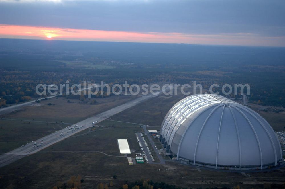 Krausnick from above - Blick auf das Tropical Islands Resort in der Nähe von Krausnick in Brandenburg. Dieses Resort im Licht des Sonnenuntergangs ist ein als künstliche Tropenlandschaft angelegter Freizeitpark in der größten freitragenden Halle der Welt, 60 km südlich von Berlin. Postanschrift: Tropical Island Management GmbH, Tropical-Islands-Allee 1, 15910 Krausnick, Tel. (+49) 03 54 77 - 60 50 50,