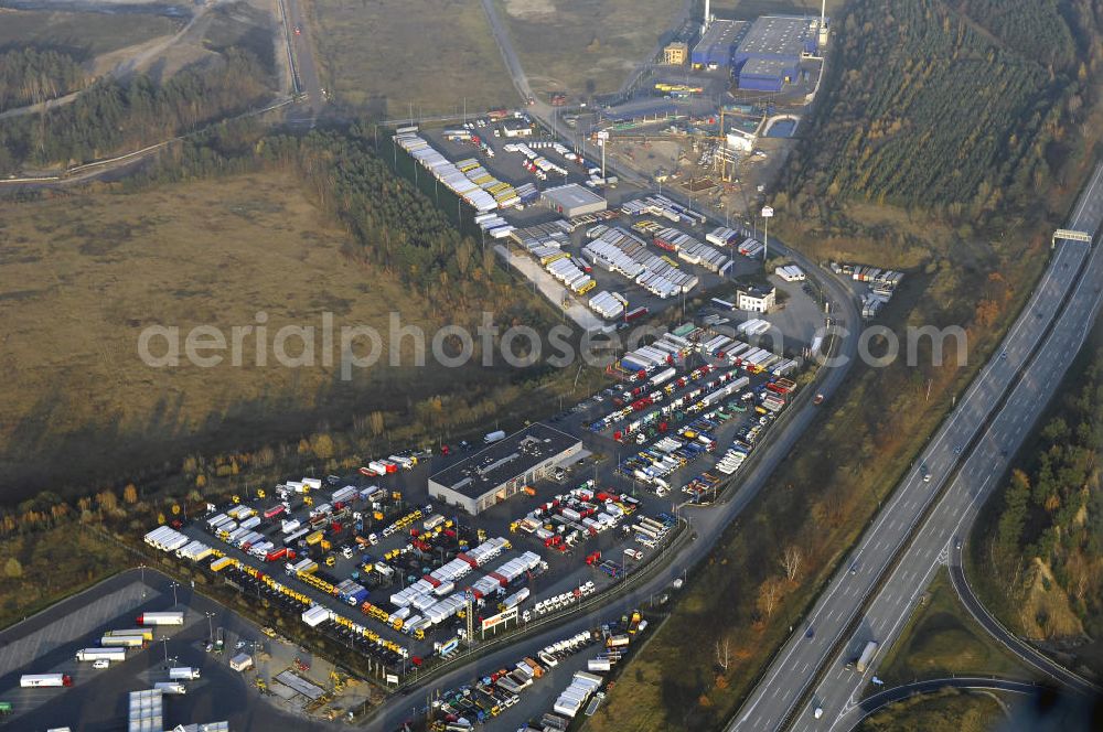 KÖNIGS-WUSTERHAUSEN from the bird's eye view: Blick auf die Erweiterungsbaustelle des TruckStore Berlin-Brandenburg an der Robert-Guthmann-Str. 7 in 15713 Königs Wusterhausen am südlichen Berliner Ring an der A10.