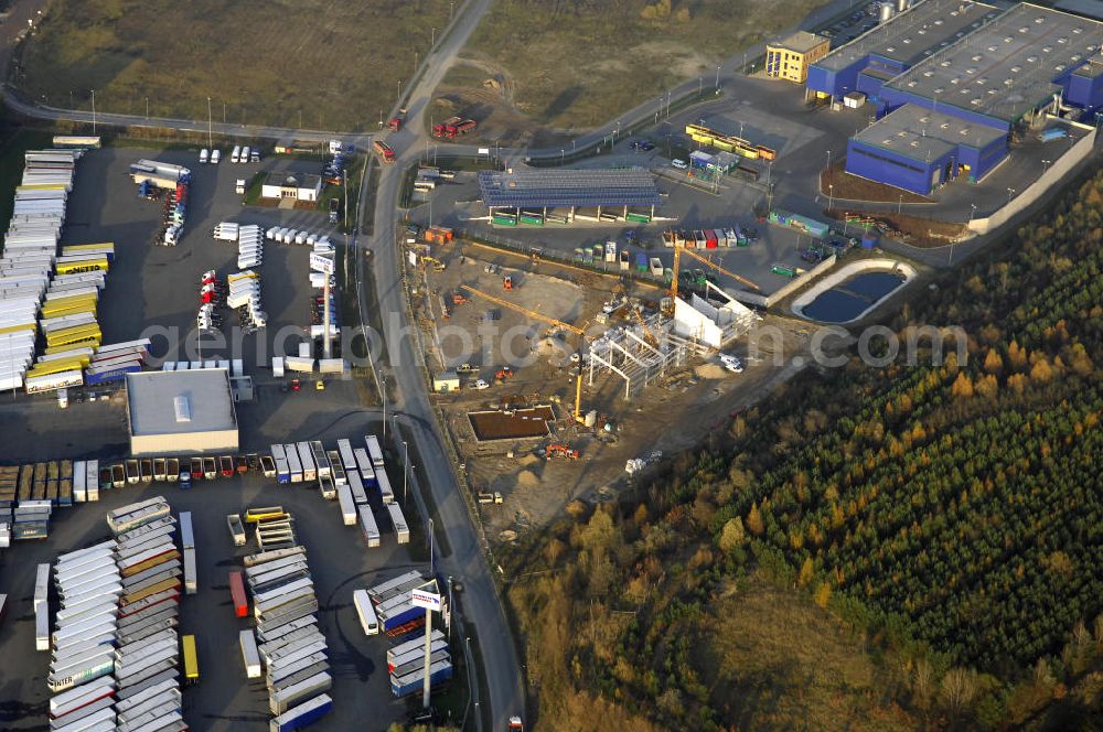 KÖNIGS-WUSTERHAUSEN from the bird's eye view: Blick auf die Erweiterungsbaustelle des TruckStore Berlin-Brandenburg an der Robert-Guthmann-Str. 7 in 15713 Königs Wusterhausen am südlichen Berliner Ring an der A10.