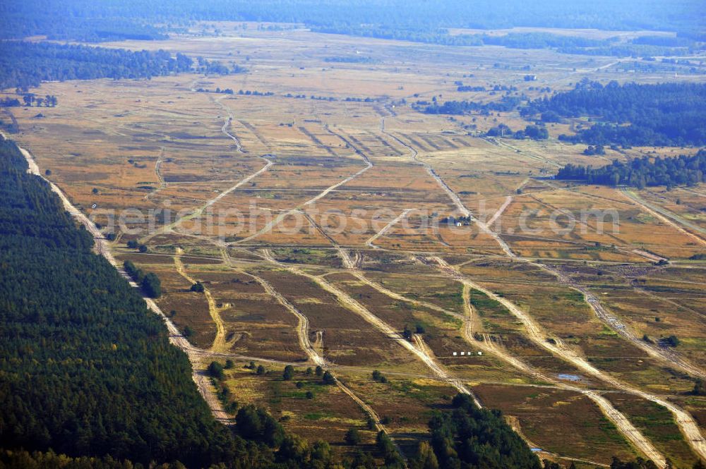 Munster from above - Der Truppenübungsplatz TrÜbPl Munster-Nord ist ein deutsches Manövergelände in der Lüneburger Heide in Niedersachsen. Auf dem Übungsplatz befinden sich Schießbahnen für die Gefechtsausbildung gepanzerter Fahrzeuge, welche überwiegend aus Sand- und Heideflächen bestehen. Military training area Munster-North, a german exercise area in the Lueneburg Heath in Lower Saxony.