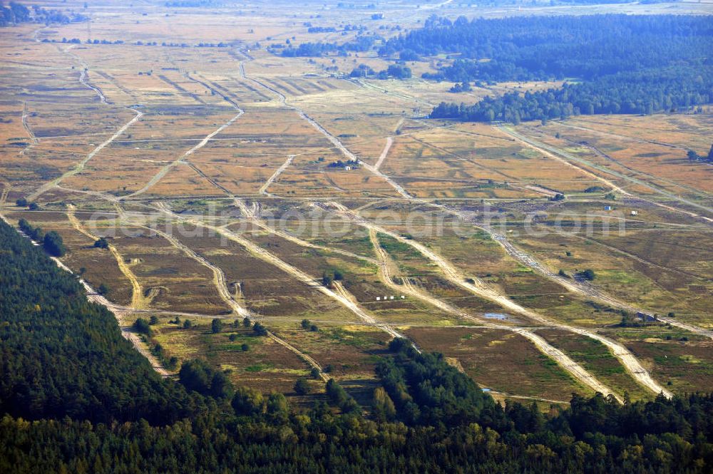 Munster from the bird's eye view: Der Truppenübungsplatz TrÜbPl Munster-Nord ist ein deutsches Manövergelände in der Lüneburger Heide in Niedersachsen. Auf dem Übungsplatz befinden sich Schießbahnen für die Gefechtsausbildung gepanzerter Fahrzeuge, welche überwiegend aus Sand- und Heideflächen bestehen. Military training area Munster-North, a german exercise area in the Lueneburg Heath in Lower Saxony.