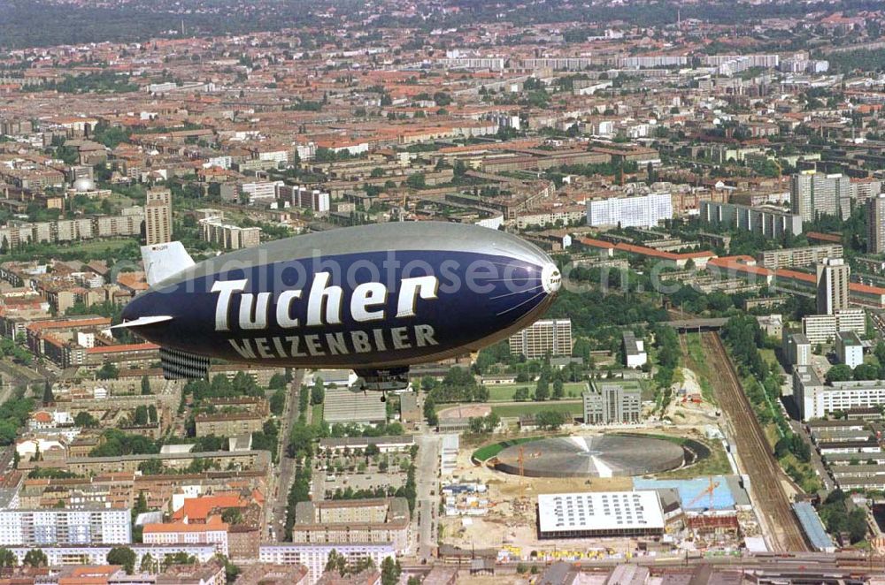 Aerial photograph Berlin - Friedrichshain - Tucher - Werbeluftschiff über der Sportanlage an der Landsberger Allee.