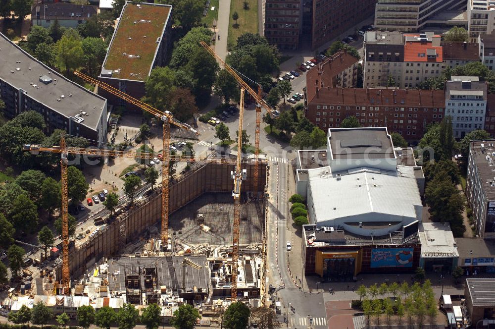 Aerial image Hamburg - Blick auf das TUI Operettenhaus mit angrenzender Baustelle. Der Theatersaal des Operettenhaus, das bis 2007 Operettenhaus Hamburg hieß, bietet Platz für 1389 Gäste. View of the TUI operetta house with an adjacent construction site. The theatre house of the opera house, which was known until 2007 as Operettenhaus Hamburg, offers space for 1389 guests.