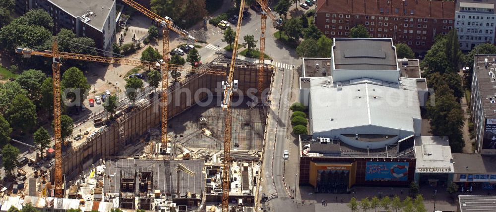 Aerial photograph Hamburg - Blick auf das TUI Operettenhaus mit angrenzender Baustelle. Der Theatersaal des Operettenhaus, das bis 2007 Operettenhaus Hamburg hieß, bietet Platz für 1389 Gäste. View of the TUI operetta house with an adjacent construction site. The theatre house of the opera house, which was known until 2007 as Operettenhaus Hamburg, offers space for 1389 guests.