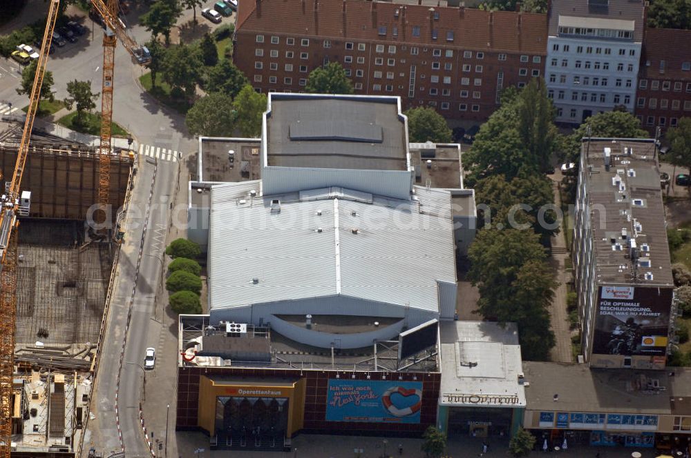 Hamburg from above - Blick auf das TUI Operettenhaus mit angrenzender Baustelle. Der Theatersaal des Operettenhaus, das bis 2007 Operettenhaus Hamburg hieß, bietet Platz für 1389 Gäste. View of the TUI operetta house with an adjacent construction site. The theatre house of the opera house, which was known until 2007 as Operettenhaus Hamburg, offers space for 1389 guests.