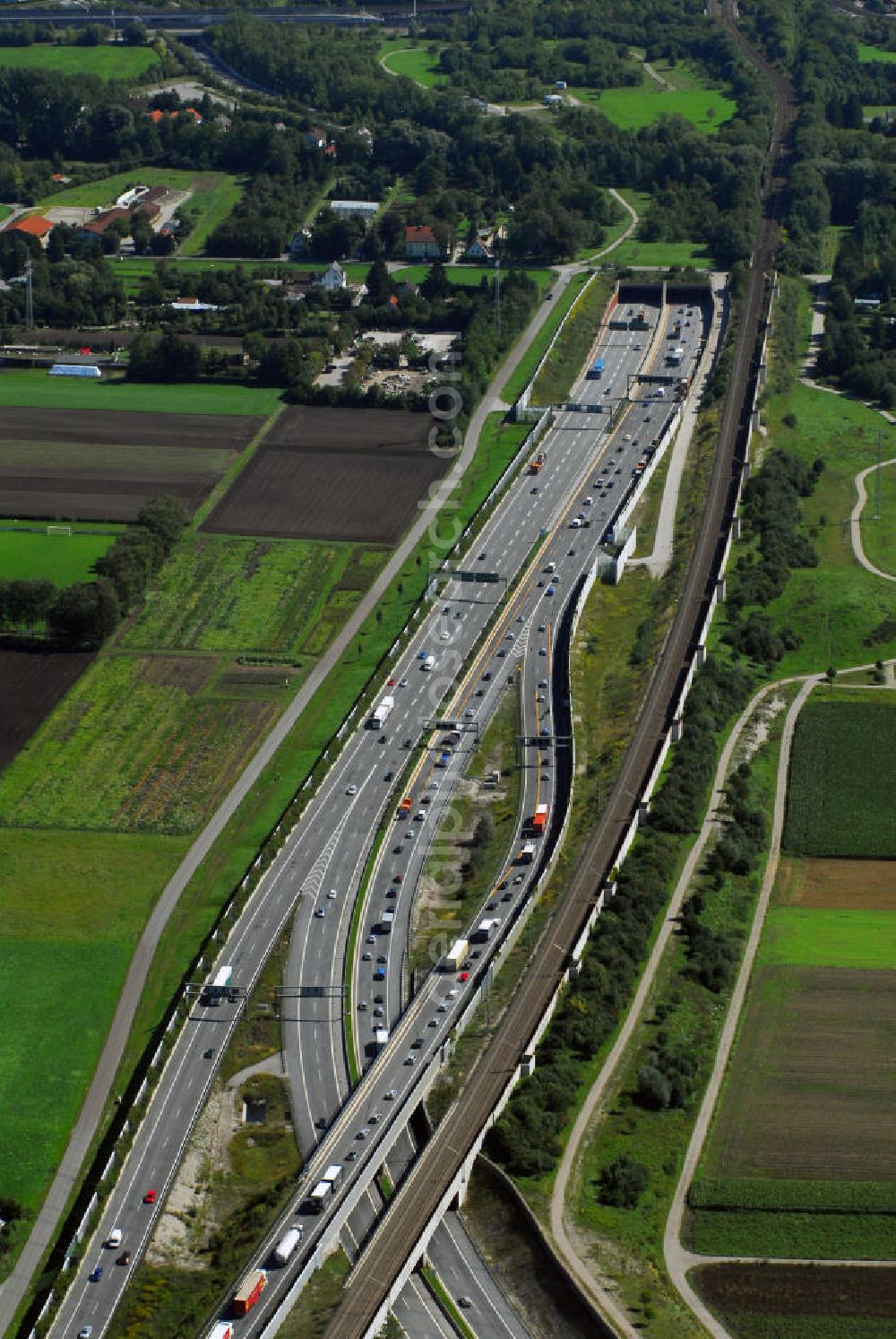 Aerial photograph München - Blick auf den westlichen Eingang des Tunnel Aubing der Autobahn A99 im Bereich des Schienenverlaufes am Lippweg / Hohenadelweg im Münchener Stadtteil Allach Richtung mittlerer Autobahnring München. Der Autobahnring München führt den von den an deren Autobahnen in Richtung der Stadt München fließenden Verkehr tangential um diese herum.