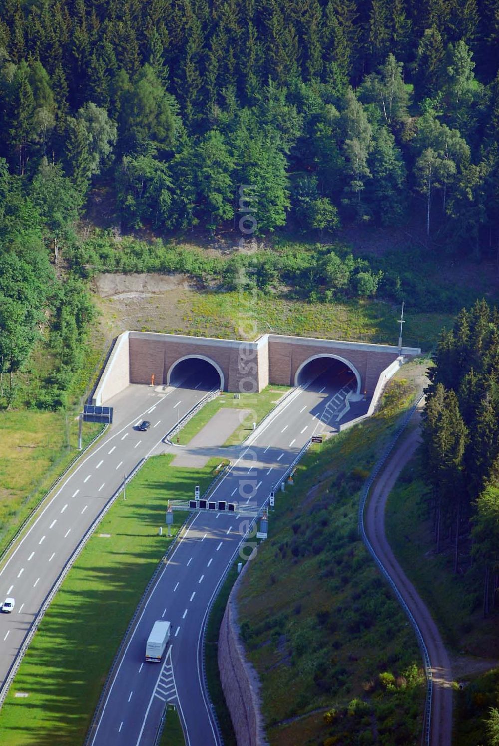 Zella-Mehlis from above - Blick auf den Tunnel Berg Bock - mit 2738 m der drittlängste zweiröhrige Straßentunnel Deutschlands. Er ist Teil der Autobahn A 71, zwischen der Anschlussstelle Suhl/Zella-Mehlis und dem Autobahndreieck Suhl, unterquert er den Berg Glaskopf (709 m), dessen Nebenberg (681 m) Bock genannt wird. Glaskopf und Bock gehören zu dem zwischen Zella-Mehlis und Suhl gelegenen Höhenzug Domberg-Schwarzer Kopf.