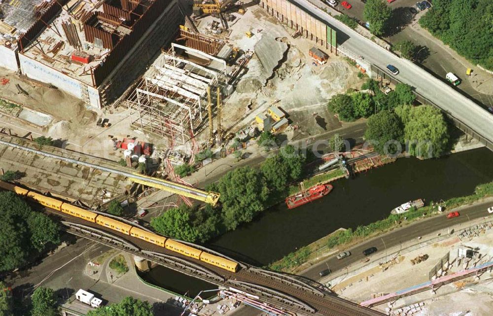 Aerial image Berlin - Kreuzberg - Tunneleinbruch am Logistikzentrum zum Potsdamer Platz / Schöneberger Ufer in Berlin - Kreuzberg.