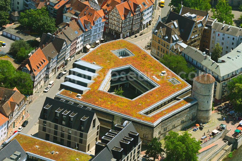 Aerial photograph Hannover - Tower building Beguine Tower with the Historical Museum by the architect Dieter Osterlen with the remainder of the former, historical city wall on Pferdestrasse in the Mitte district of Hanover in the state of Lower Saxony, Germany