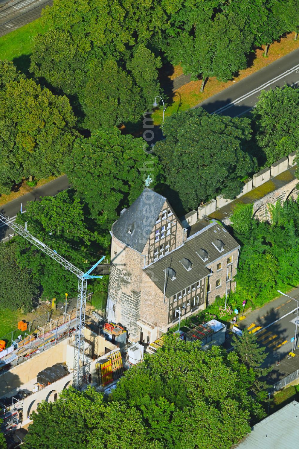 Aerial photograph Köln - Tower building Blaue Funken Turm (Sachsenturm) remains of the former, historic city wall on the street Blaue-Funken-Weg in the Altstadt district of Cologne in the federal state of North Rhine-Westphalia, Germany