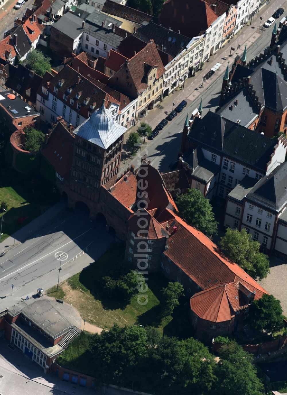 Aerial image Lübeck - Tower building Burgtor the rest of the former historic city walls in Luebeck in the state Schleswig-Holstein