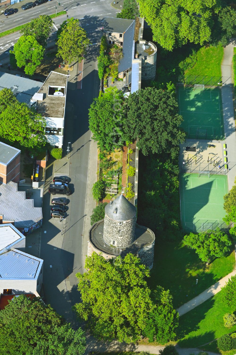 Aerial image Köln - Tower building Gereonsmuehle remains of the former, historic city wall in the Calisthenics Park on the street Gereonswall in the district Altstadt in Cologne in the federal state of North Rhine-Westphalia, Germany