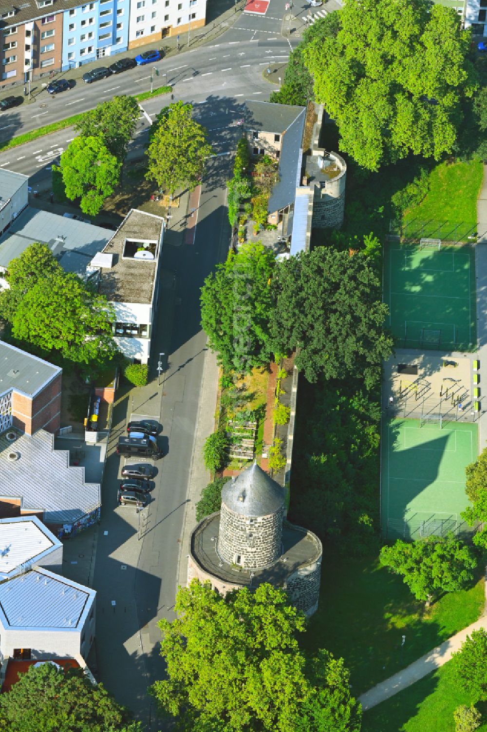 Aerial photograph Köln - Tower building Gereonsmuehle remains of the former, historic city wall in the Calisthenics Park on the street Gereonswall in the district Altstadt in Cologne in the federal state of North Rhine-Westphalia, Germany